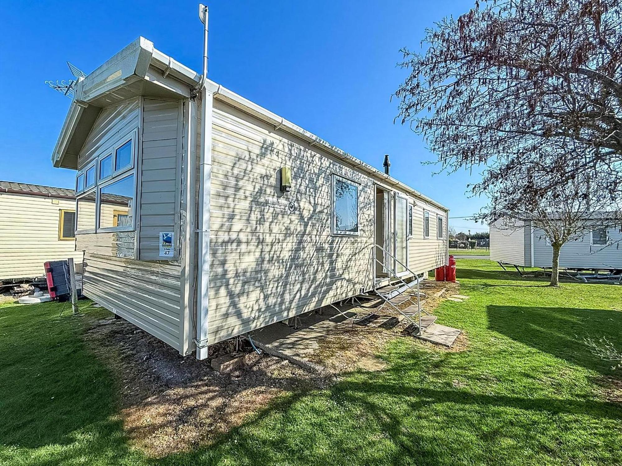 Campsite 8 Berth Caravan For Hire At St Osyth Ref 28047r Clacton-on-Sea